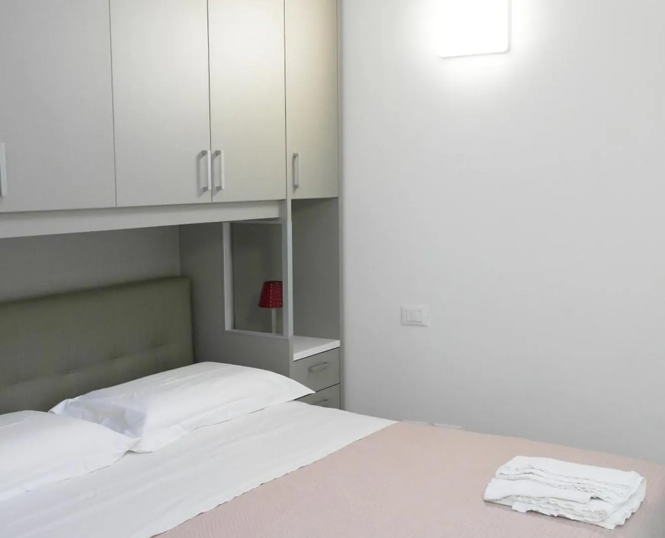 Luminoso Bilocale Zona Tibaldi Bocconi Apartment Milan